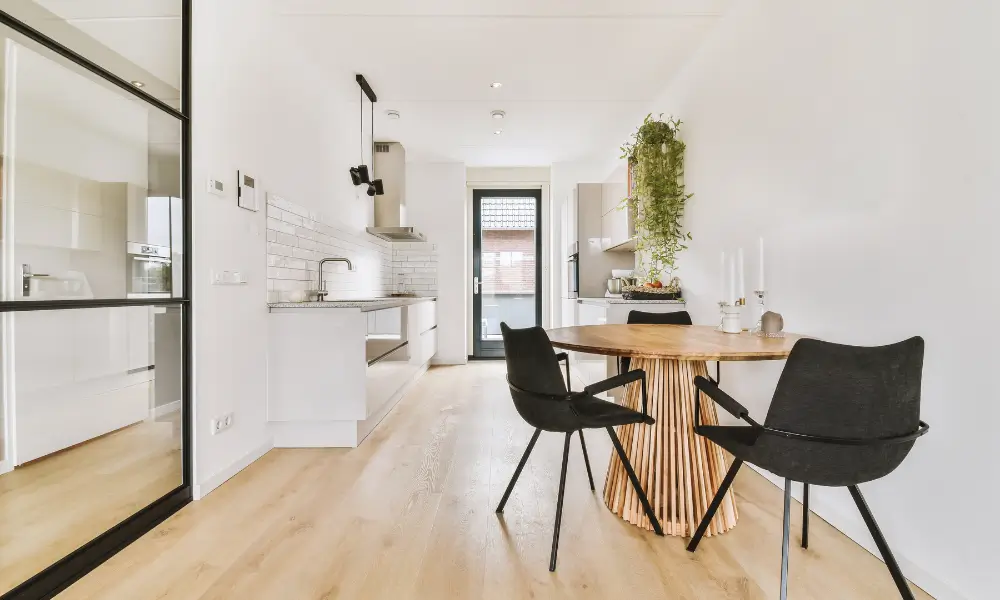 Automated devices in a minimalist and sustainable home.