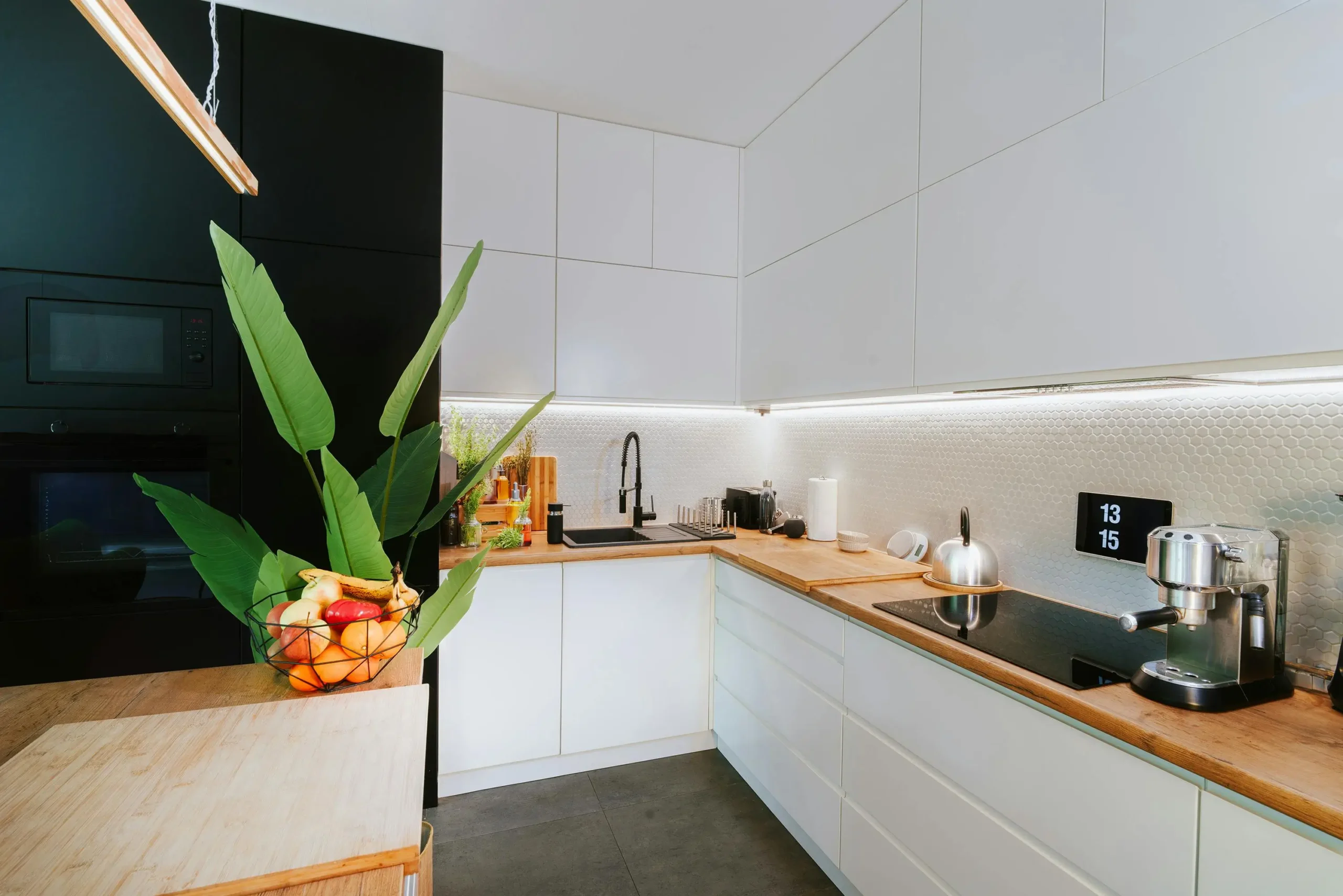 Automated, modern kitchen with discreet devices