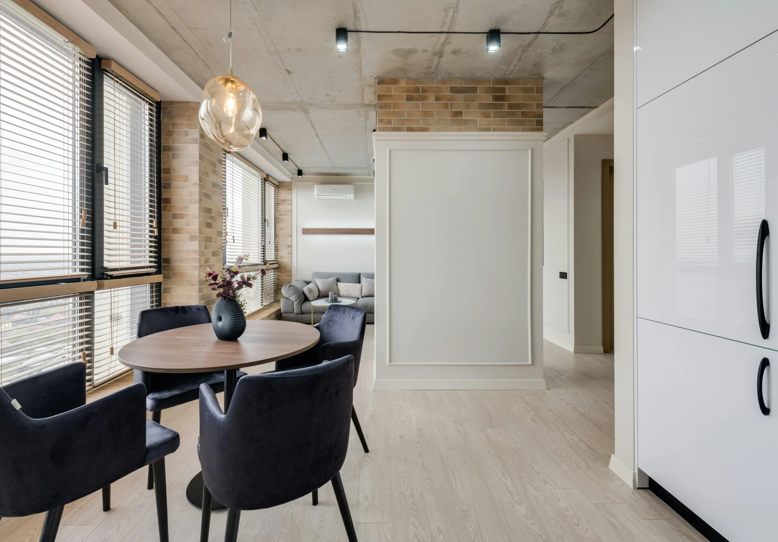 Apartamento pequeno com design minimalista e funcional