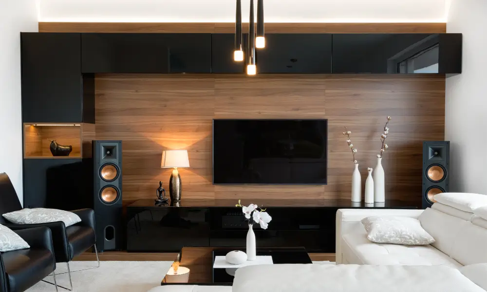 Sala com painel escondendo tecnologia deixando o ambiente sem fios aparentes