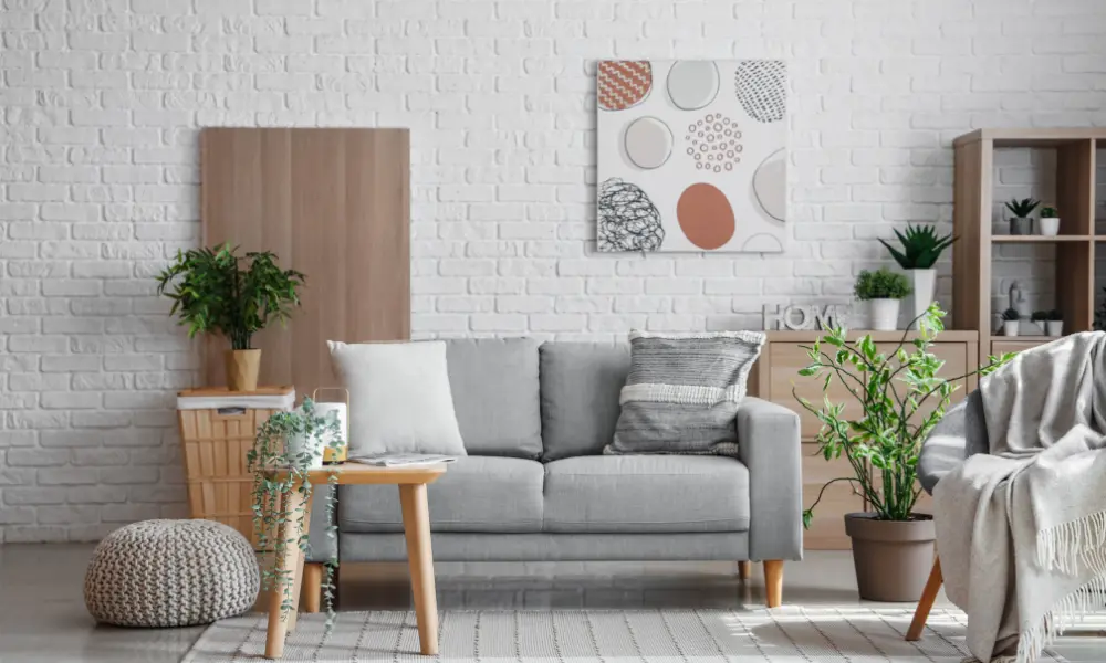 Minimalist living room decorated with plants integrated in a light and balanced way
